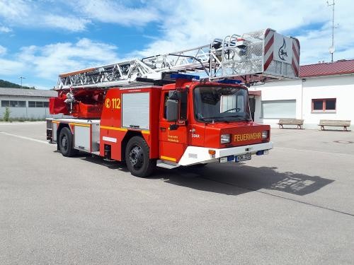 Drehleiter mit Korb niedere Bauart Drehleiter mit Korb niedere Bauart